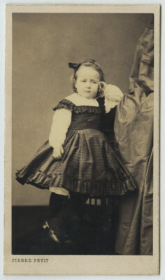 CDV 1860-70 Pierre Petit. Mädchen mit kariertem Kleid. Mode.