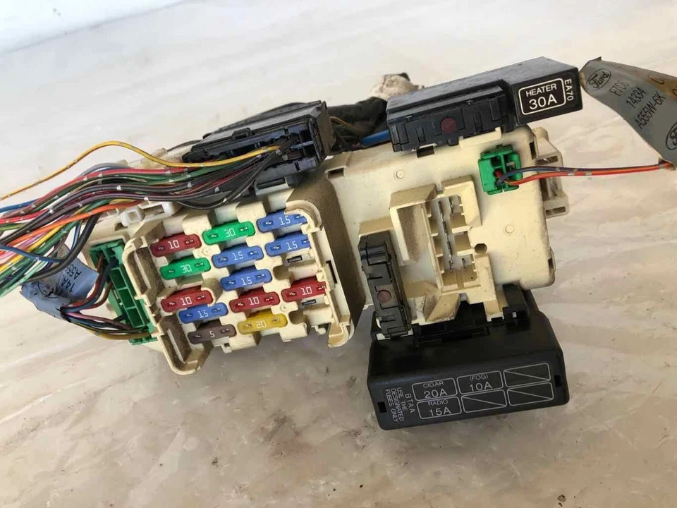 Ford Escort 1997 cabina interior caja de conexiones de fusibles identificación F7C6-10K910-CF fabricante original Foto 4 de 4