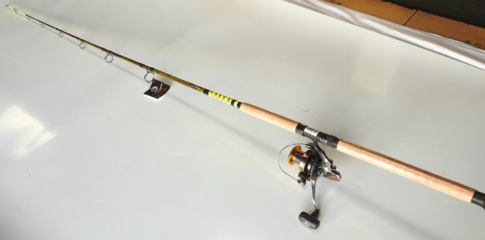 Combo giratorio de camuflaje Catfish 7'6" 1 pieza punta de corcho brillante/carrete giratorio 12+1 BB Foto 2 de 4