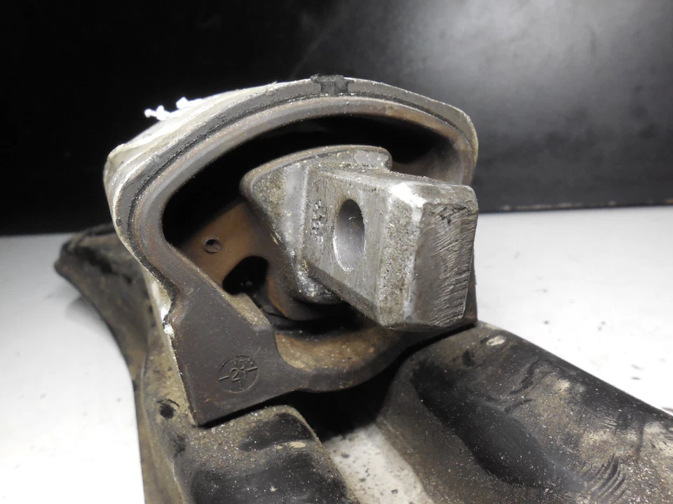 Опорный кронштейн для крепления коробки передач A 2302420001 03–06 Mercedes Benz R230 SL600 SL500 - Изображение 4 из 4