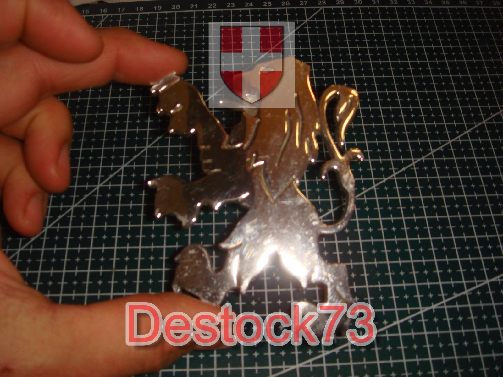Insigne Lion Peugeot 504 pour remplacer un emblème de calandre en métal chrome usé
