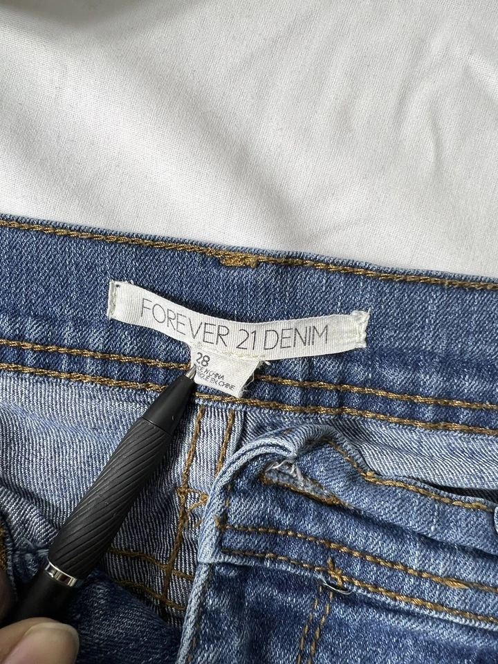 Shorts jeans feminino Forever 21 tamanho 28 azul jeans cintura baixa algemado. i117 - Imagem 3 de 4