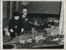1939 Press Photo Charles Swift shows the model of Swift World's Fair Building