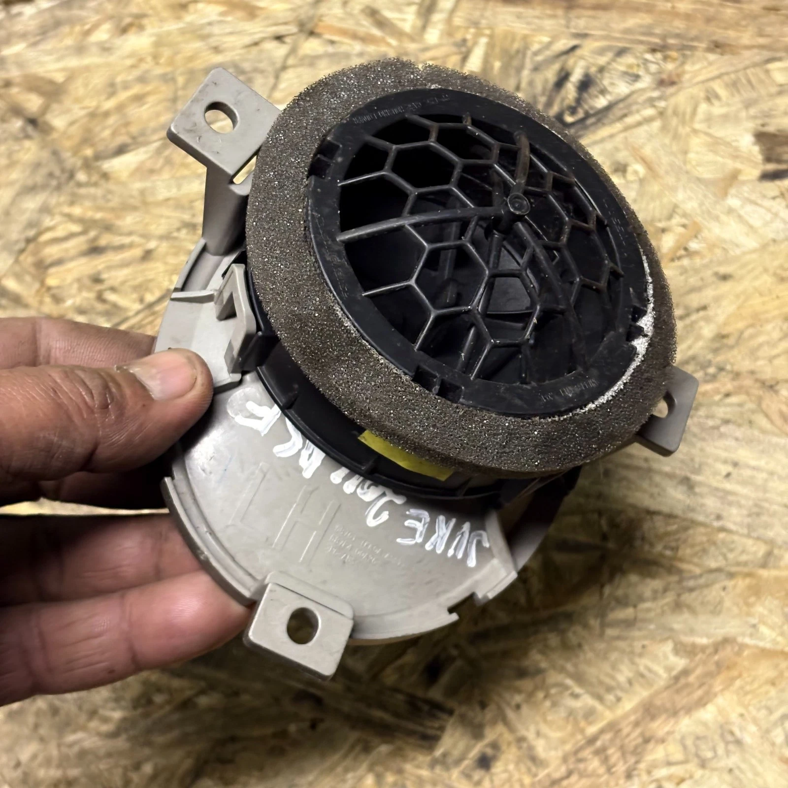 Actual Nissan Juke F15 dashboard vent rear housing mounting points