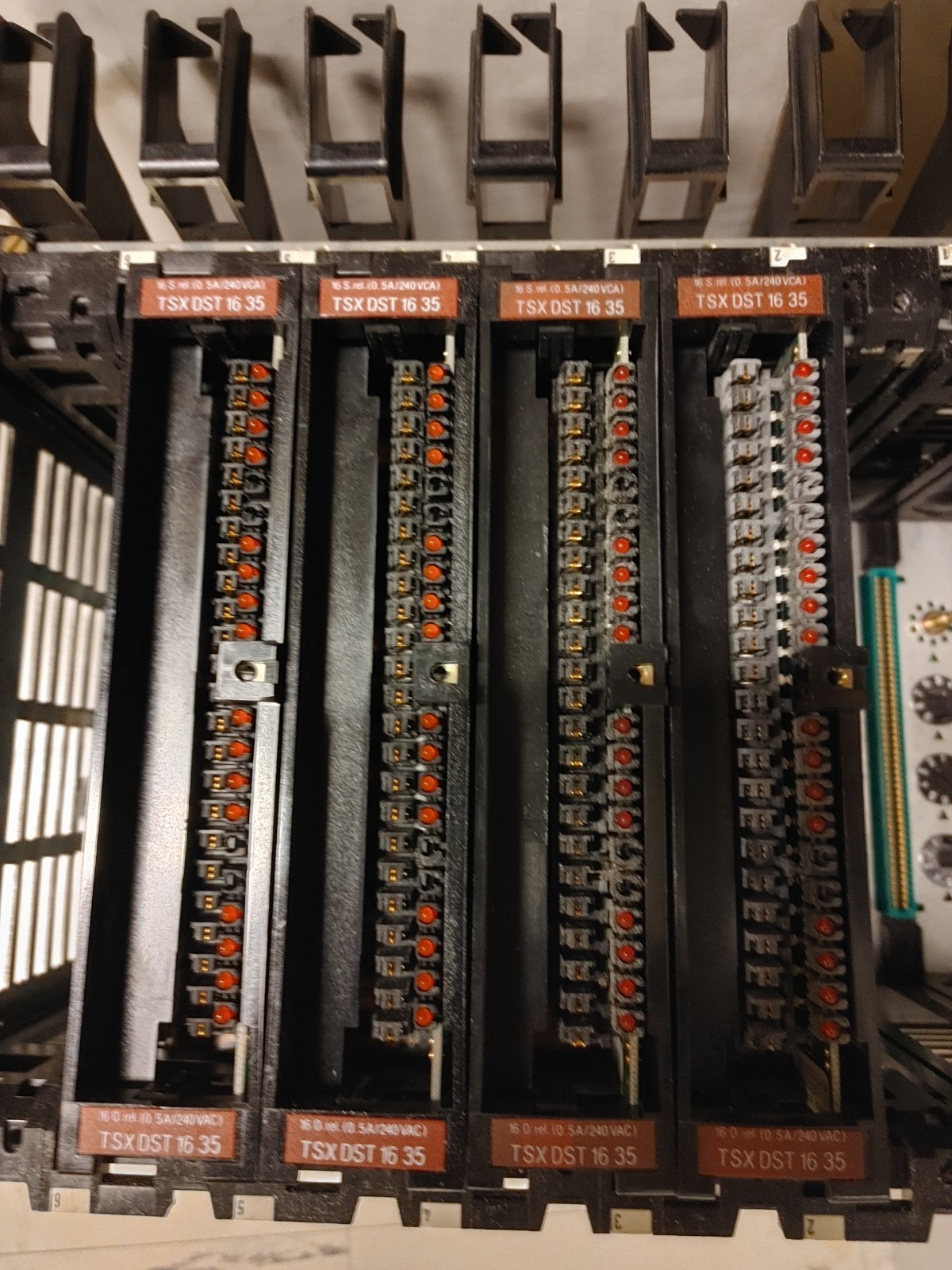 Lot De 4 Telemecanique TSX DST 16-35 Carte 16 sorties relais 0.5A/240VCA