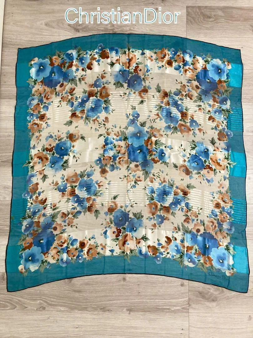 Foulard Christian Dior motif fleurs bleu ivoire 106 cm x 111 cm étole femme