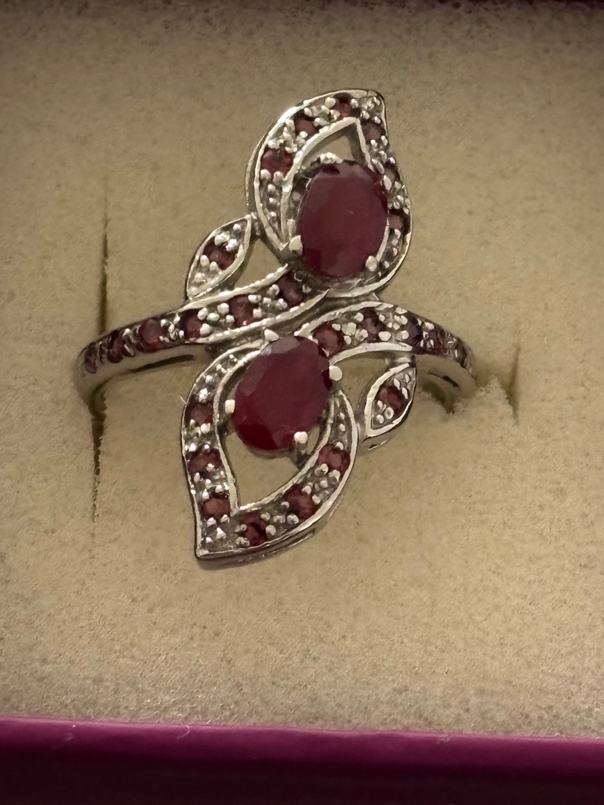 Bague en argent, rubis et grenat véritable sertie de 28 gemmes