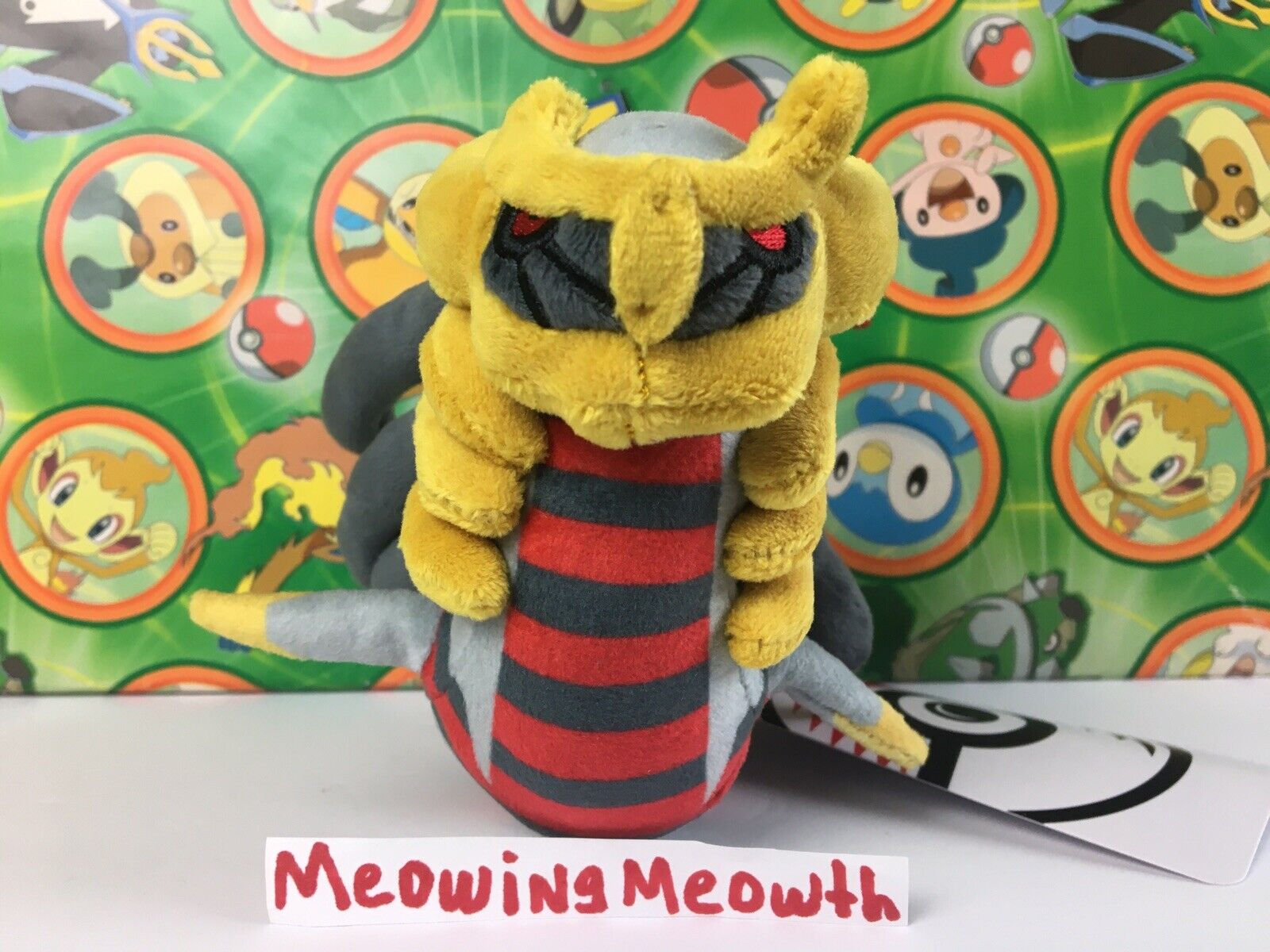 Centro Pokémon: Giratina (Forma Alterada) Pelúcia Cuties sentado