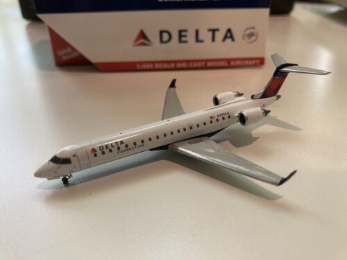 Gemini Jets 1:400 Delta Connection Bombardier CRJ-700 GJDAL2032 N391CA - Picture 1 of 3