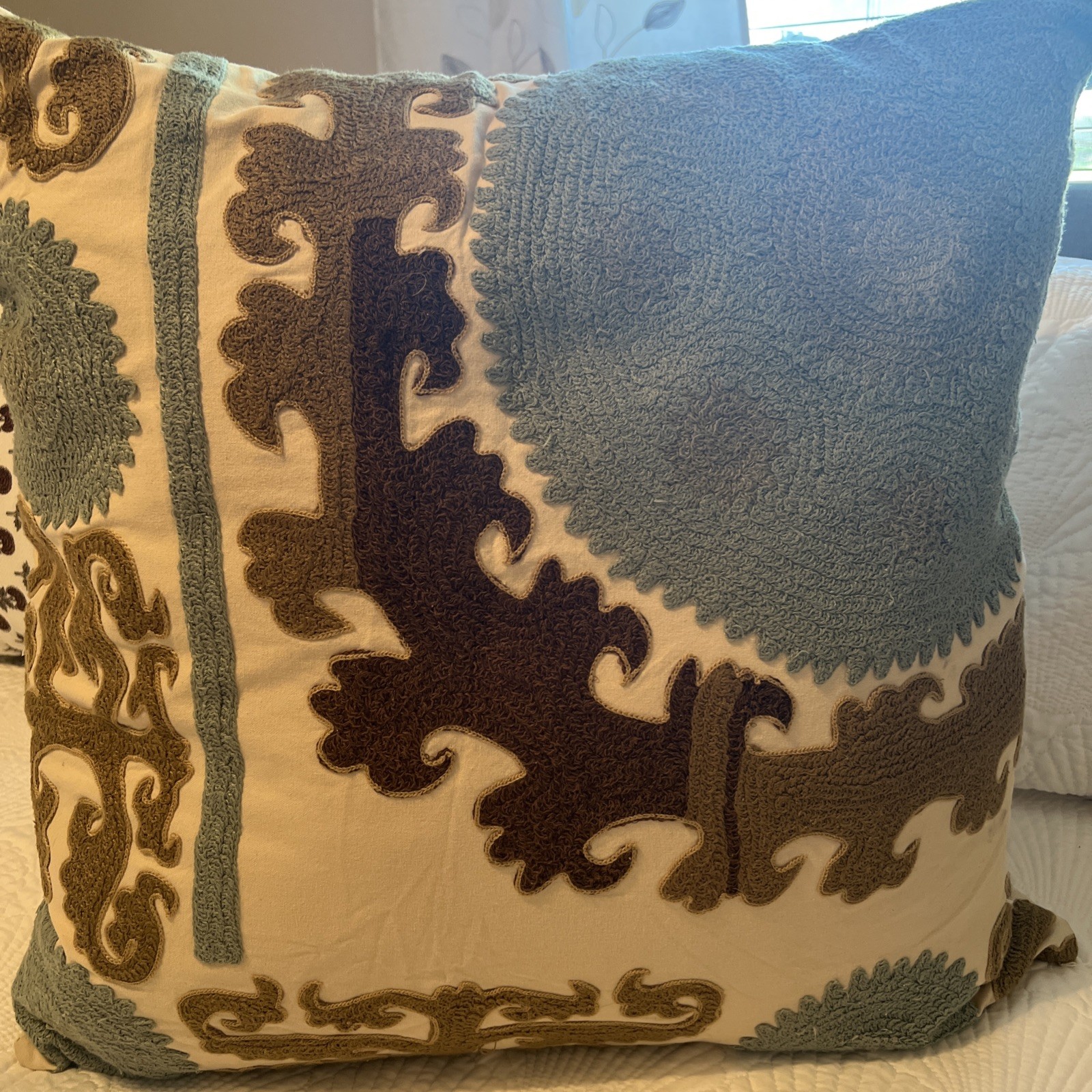 Pottery Barn Suzani Crewel Embroidered Floral Medallion Pillow Cover 26x26 Aqua