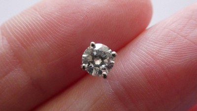 EINZELNER Ohrstecker 18 Karat Weißgold und Laborgefertigter Diamant 4,97 mm Durchmesser 0,5 g