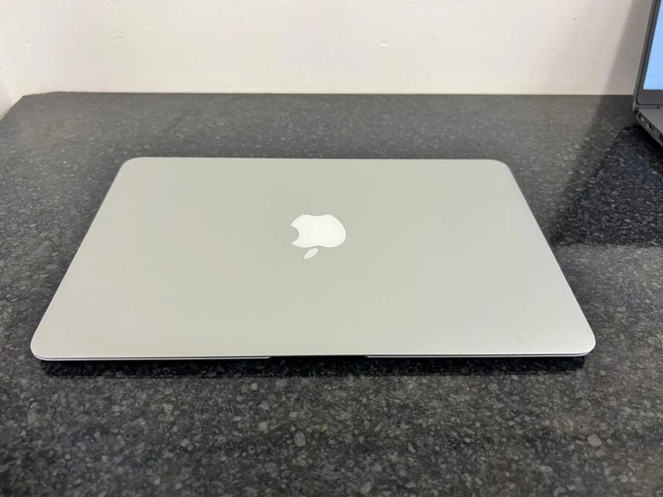 Apple MacBook Air Intel i5 4260U 4GB 128 GB SSD - Image 3 of 4