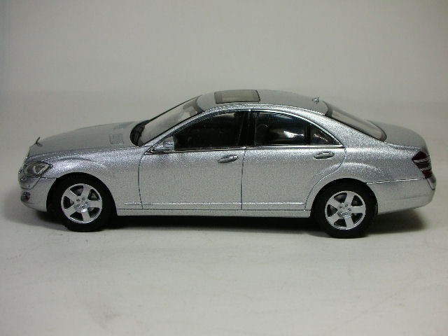 AutoArt 1/43 Mercedes-Benz W221-S Series sedan die-cast model Benz