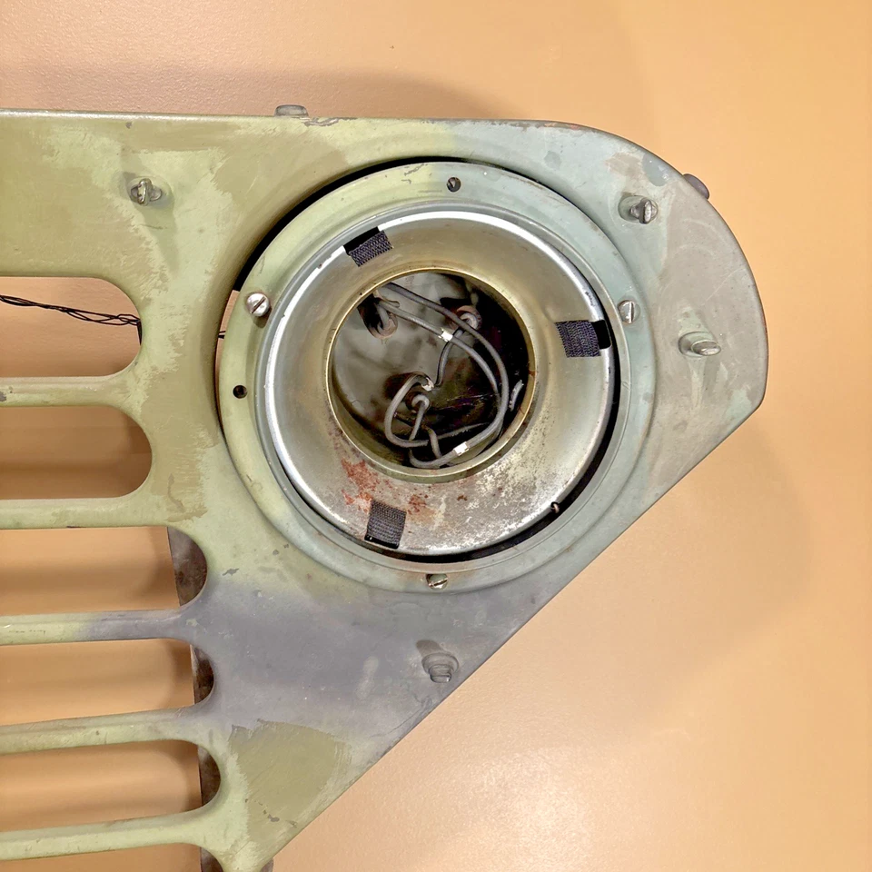 Vintage M151A2 Jeep MUTT Front Grille with Headlight Buckets - Original Military Foto 4 de 4