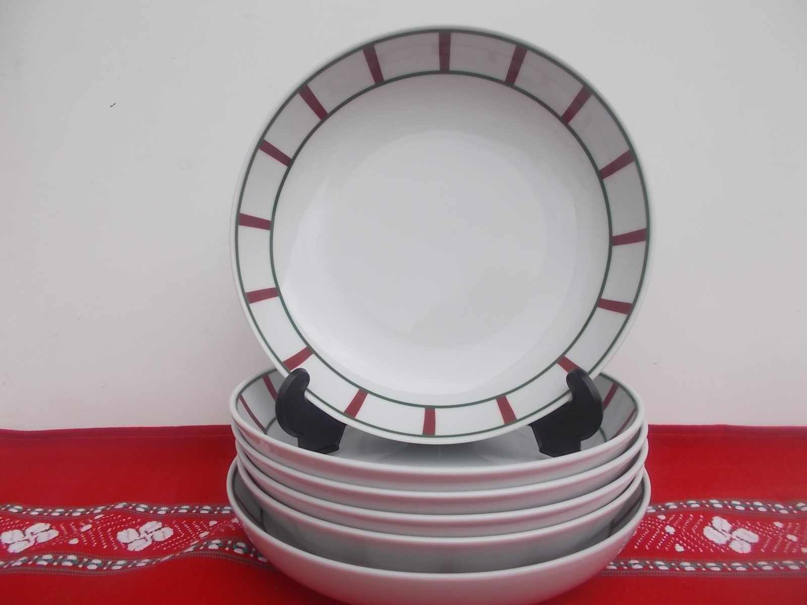 Assiettes creuses basques en porcelaine fine verte et rouge, vaisselle de table élégante