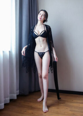 Women display picture 1