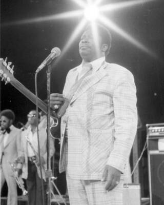 BB King performs Gettin It Together on the TV show The Midnight Sp- Old Photo 18