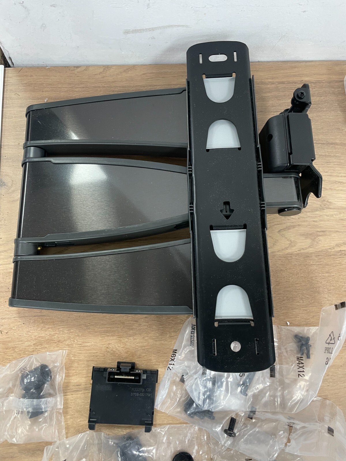 TV Wall Mount for 32"-55" TVs Sanus VMF720-B2