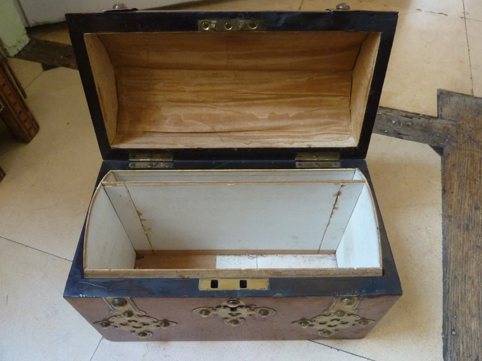 Coffret ancien boite coffret coffre XVIIe bois de loupe XIXe laiton - Photo 3/3