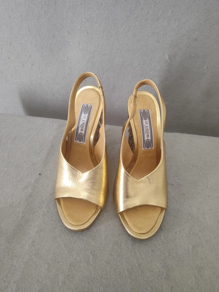 Sandalias Ivy Kirzhner para mujer 8M doradas tacones de cuña cuero con tachuelas hechas en Italia zapatos Foto 2 de 4