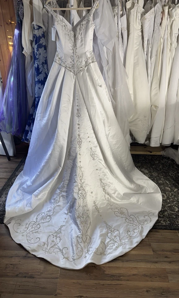 Vestido de noiva de cetim branco jasmim tamanho 8 com novo sem etiquetas - Imagem 4 de 4
