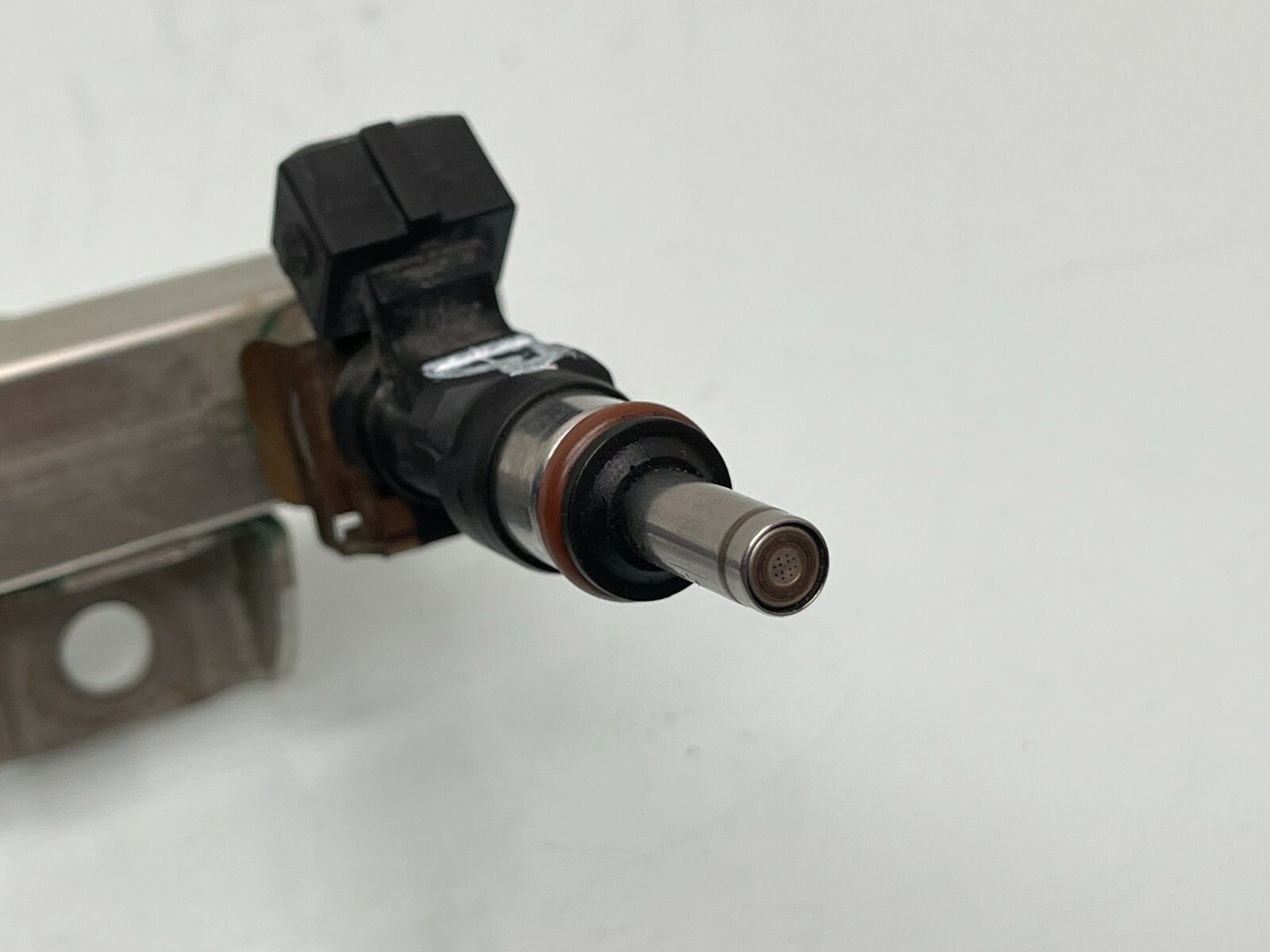 2007 Maserati Quattroporte 4.2L engine RIGHT FUEL INJECTOR RAIL W/ INJECTORS OEM