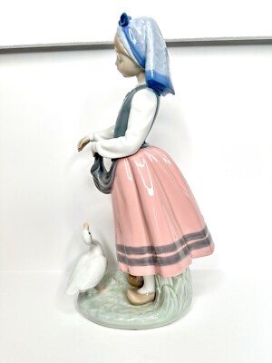 リヤドロJosefa Feeding Duck えさをやるジョセファ5201 LLADRO Retired Porcelain Josefa Feeding Duck Number 5201 Pink Gray