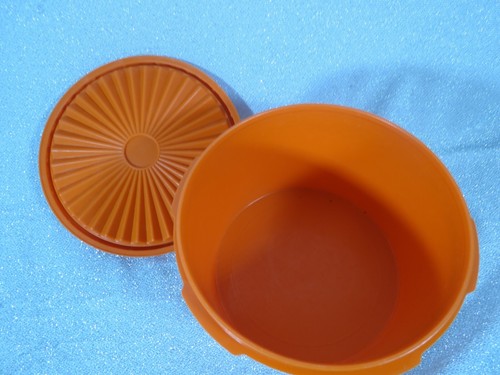 TUPPERWARE VINTAGE CLASSIC ORANGE MID SERVALIER CANISTER #1298 4 Cups Tangerine - Picture 2 of 3