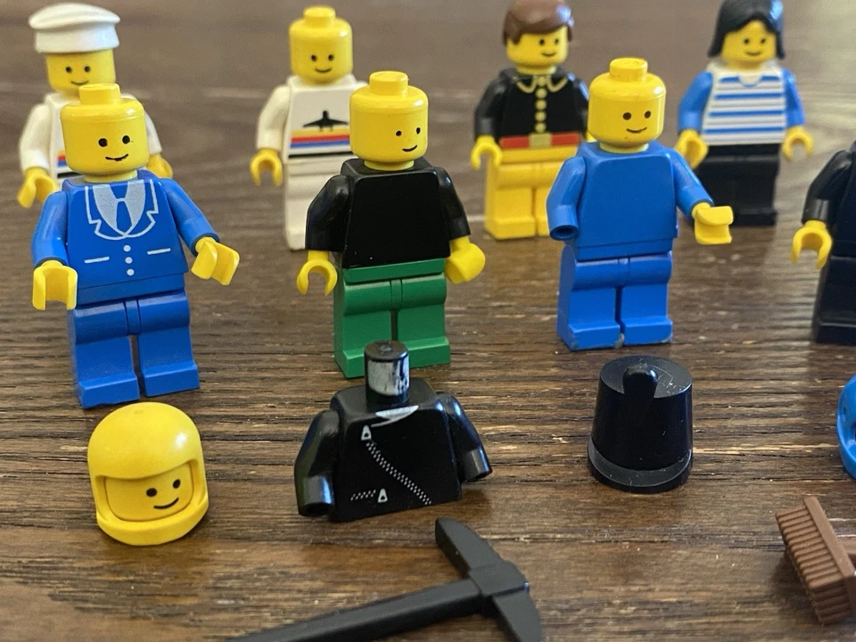 Lote de minifiguras Lego vintage aleatorias con accesorios - ciudad, pueblo, aeropuerto Foto 4 de 4