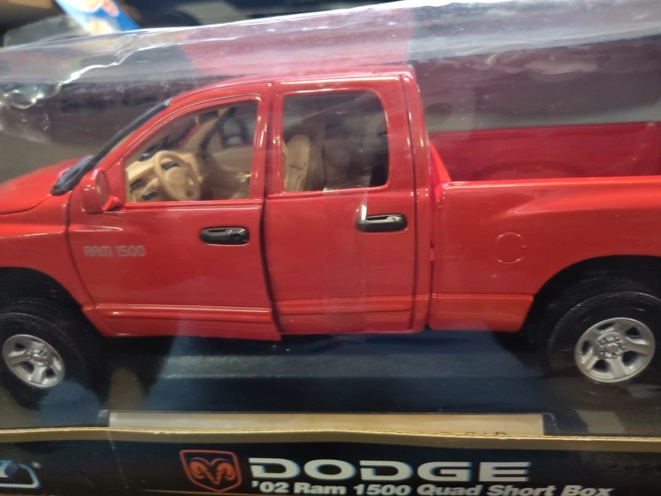 Welly 2002 Dodge Ram 1500 Quad Short Box 1:18 Scale Diecast Model Pickup Truck  - Image 4 of 4