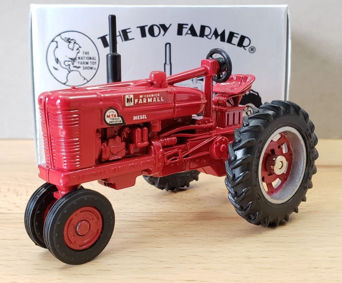 Trattore Rosso MC Cormick Farmall Di Vecchia Agricoltura D'annata