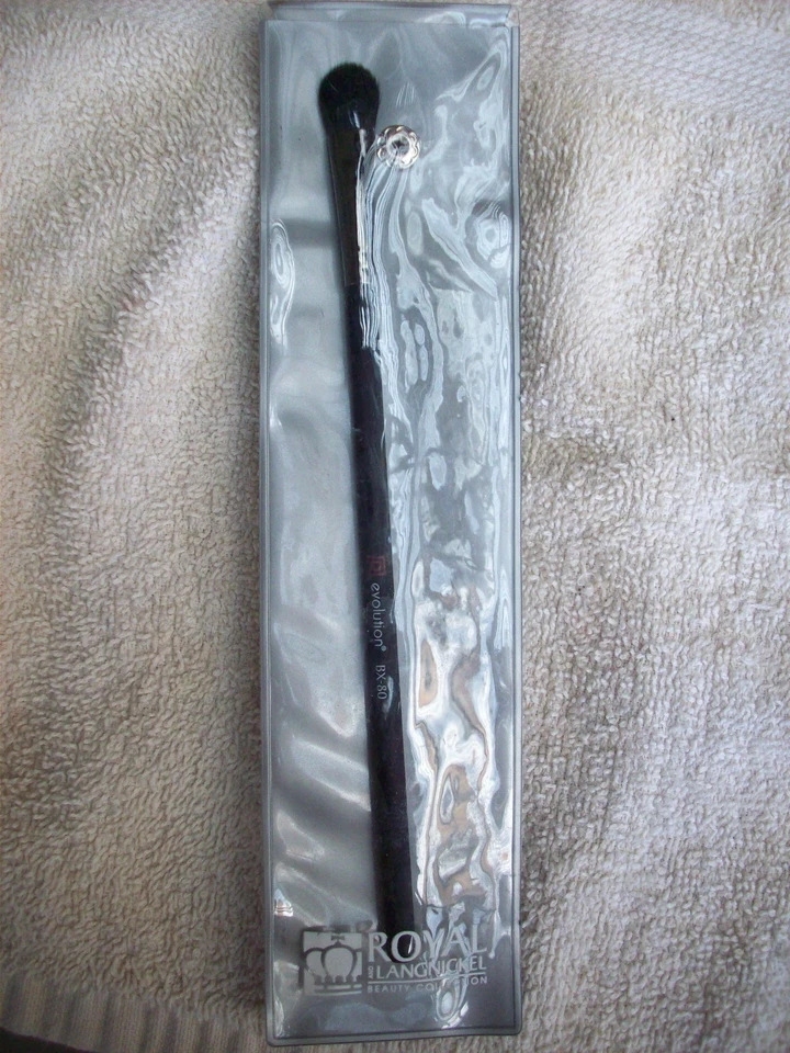 Royal and Langnickel REVOLUTION Medium Fluff Brush BX-75 - Image 2 of 2