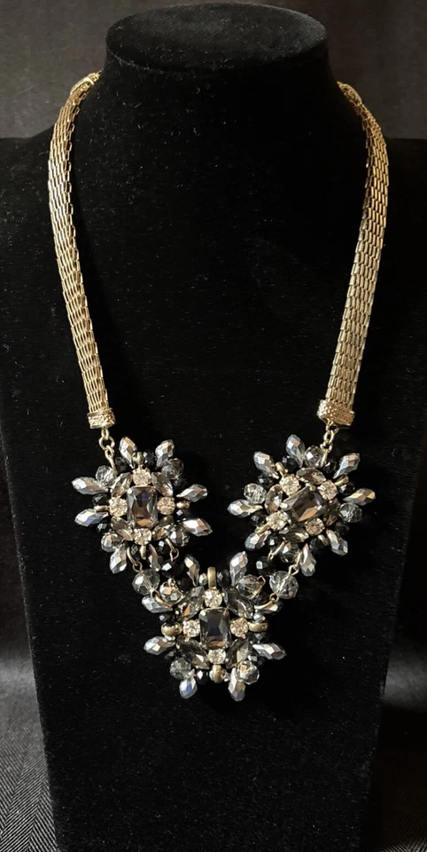 Collar llamativo tono dorado flores con piedras negras y transparentes Foto 4 de 4