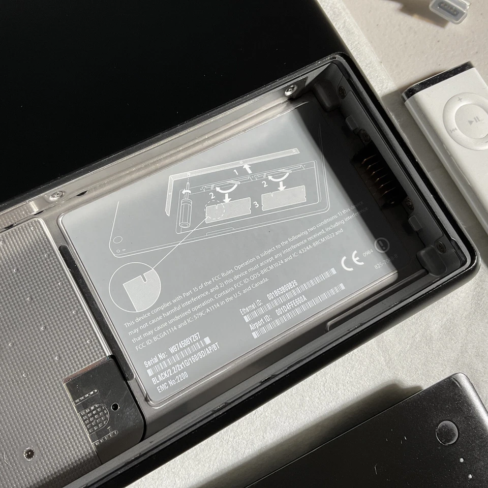 MacBook Retro Negro 13" MB063LL/B Noviembre FINALES 2007 2.2GHz Intel Core 2 Duo Foto 3 de 4