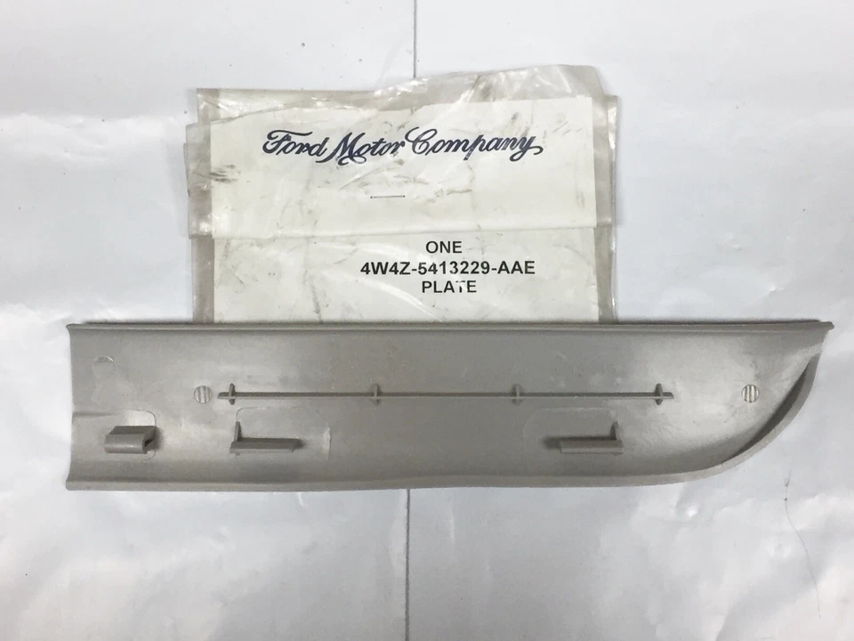 PLACA DE PUERTA SCRUFF LH para 2004 Lincoln LS FORD 4W4Z5413229AAE GENUINO FABRICANTE DE EQUIPOS ORIGINALES NUEVO Foto 2 de 4