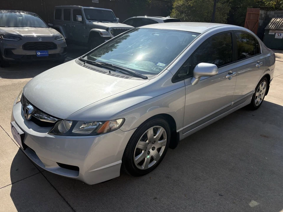 2010 Honda Civic LX 4dr Sedan 5A - Image 4 of 4