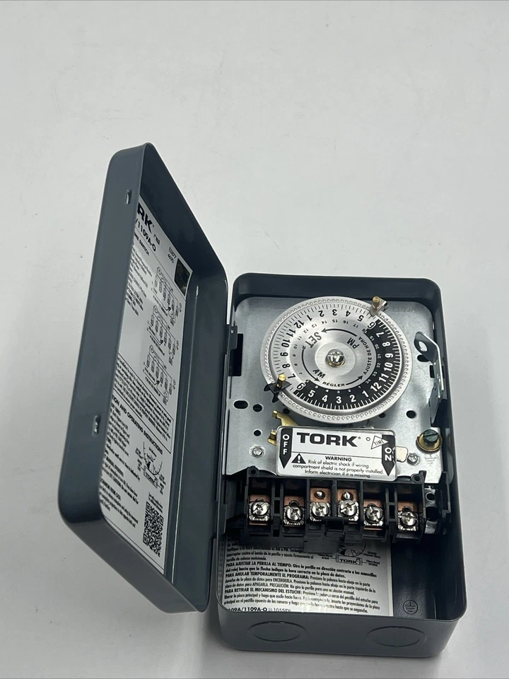 Interruptor de tiempo multivoltio Tork 1109A 120/208-277V caja metálica interior Foto 3 de 3