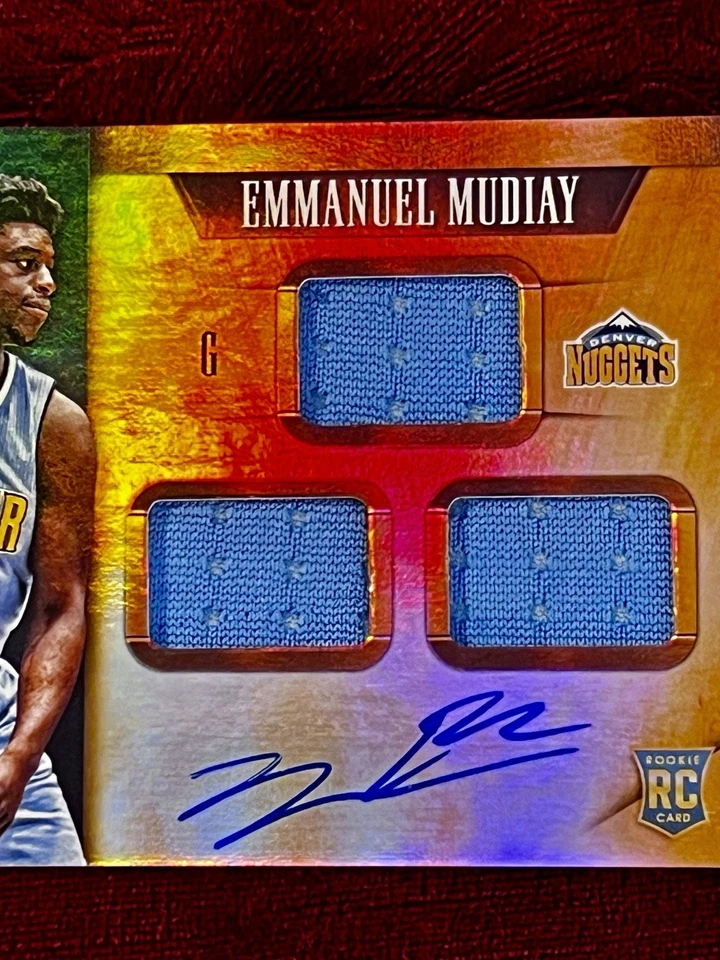 Camiseta deportiva Panini Gold Standard Rookie 2015-16 triple automática ##296 Emmanuel Mudiay/99 Foto 4 de 4