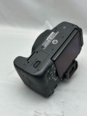 Canon EOS Kiss X8i DSLR Camera with Lens Kit - 18-55mm Excellent