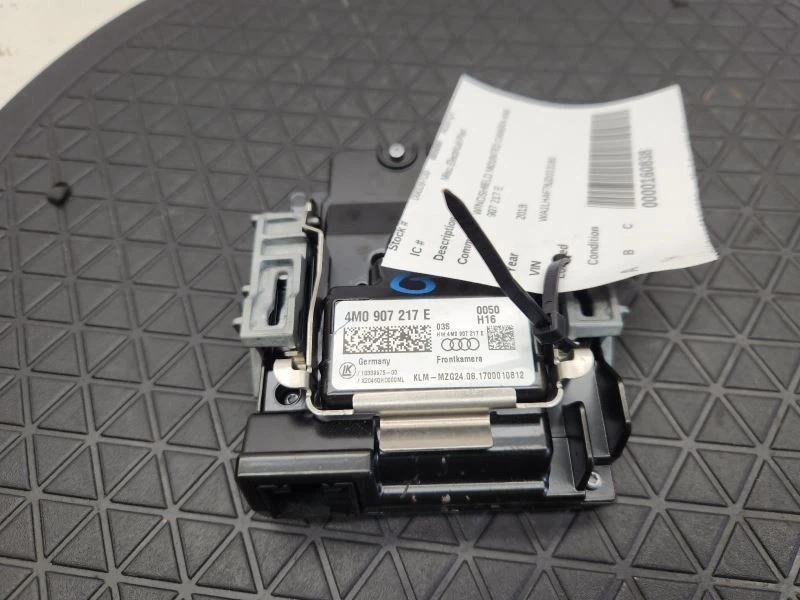 Audi Q7 2018 cámara montada en el parabrisas Foto 2 de 4