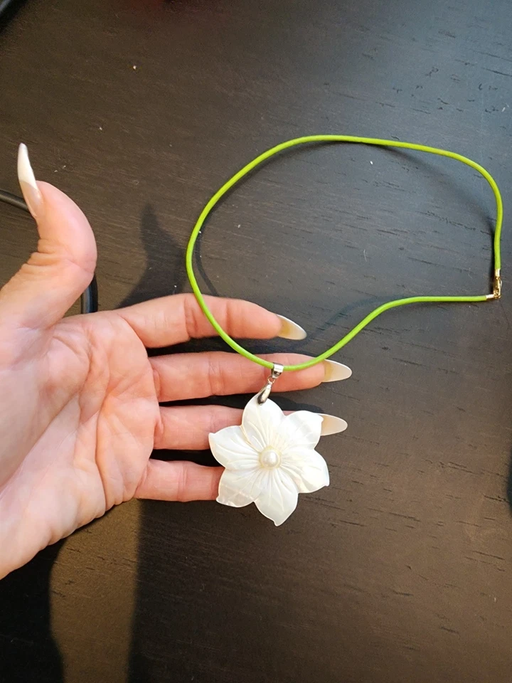 Colgante Flor Madreperla 18k WG Foto 3 de 4