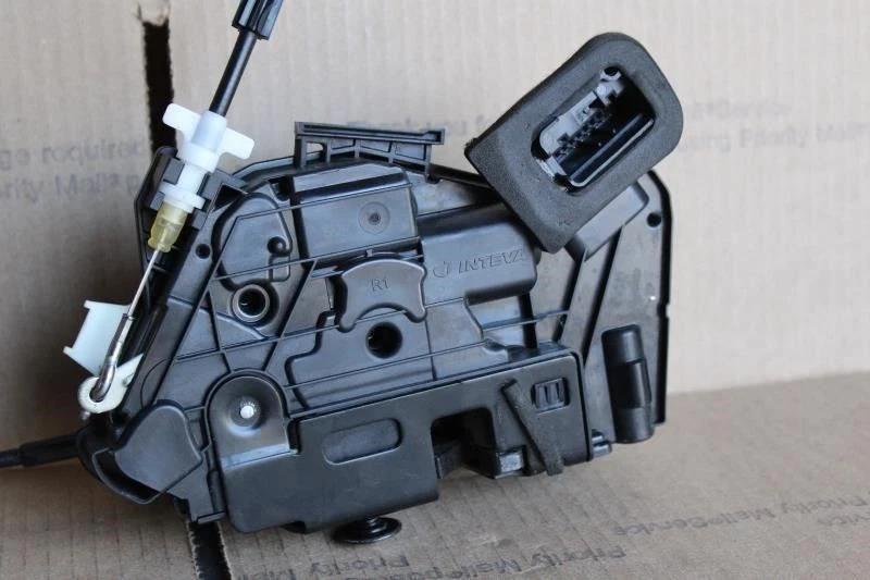 2016 2017 2018 2019 VOLKSWAGEN PASSAT RIGHT FRONT DOOR LATCH LOCK ACTUATOR - Image 2 of 4