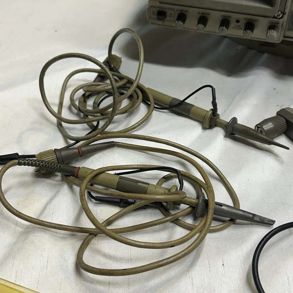 Osciloscopio analógico Tektronix 2247A 100 MHz 4 canales de colección contador/temporizador - probado Foto 2 de 4