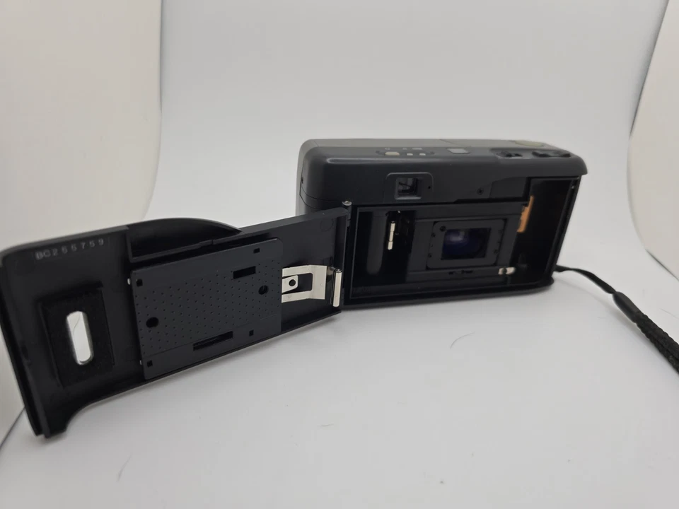 Bell and Howell 35mm Film Camera - Zoom Lens - Image 3 of 4