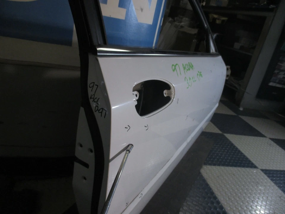 1997 Acura CL 3.0L CPE Passenger Right Front Side Door Shell (White) FLAW - Изображение 4 из 4