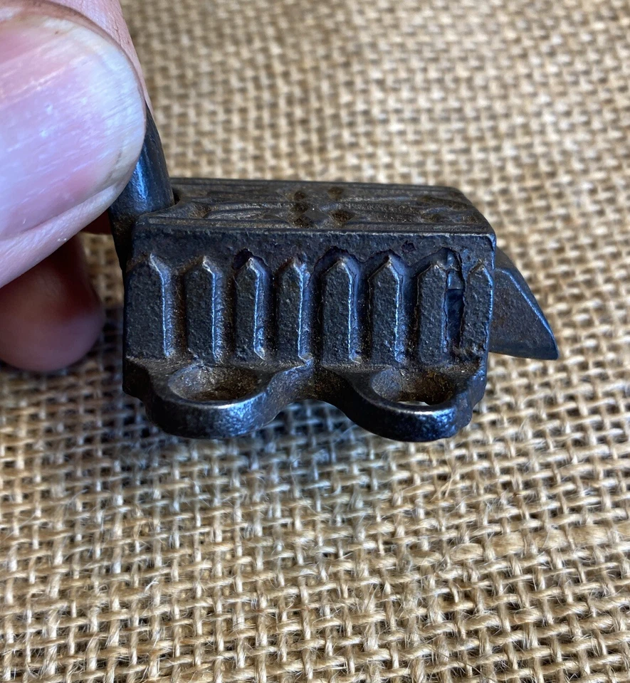 Cerradura de ventana de hierro Eastlake antigua inusual de colección especial captura cargada con resorte Foto 2 de 4