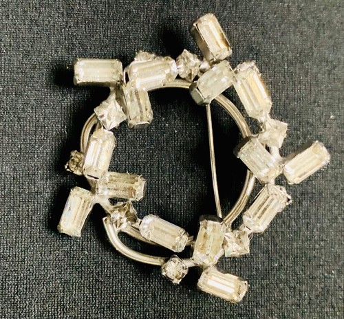 VINTAGE Signed WEISS RHINESTONE WREATH BROOCH - Picture 12 of 12