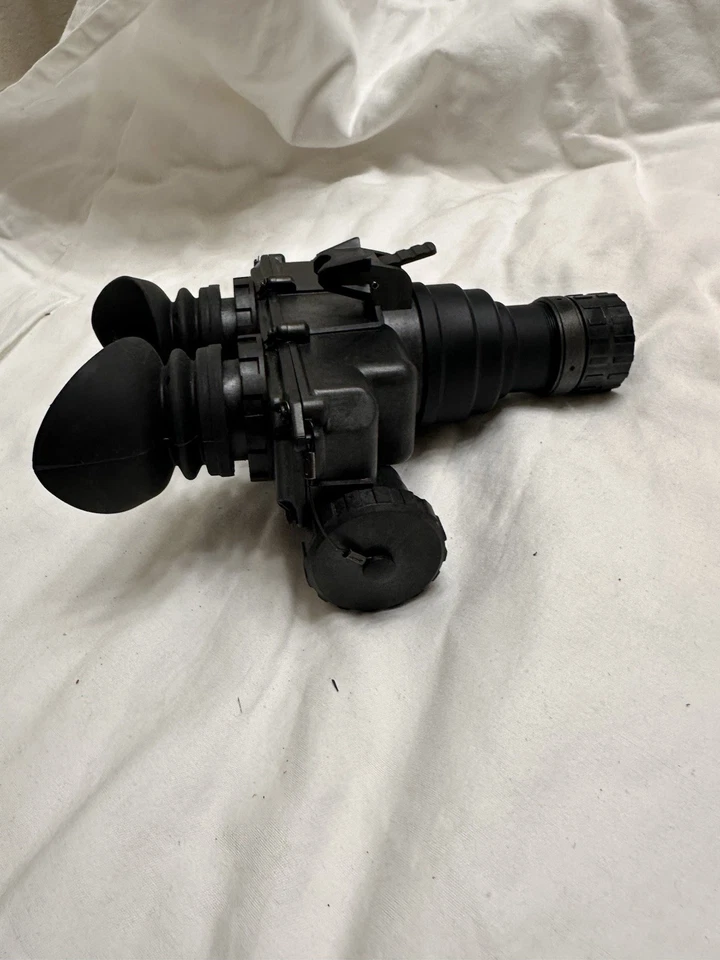 PVS-7  Goggles, GEN 3 Night Vision with MX-10130D/UV Green Phosphor Intensifier - Image 3 of 4