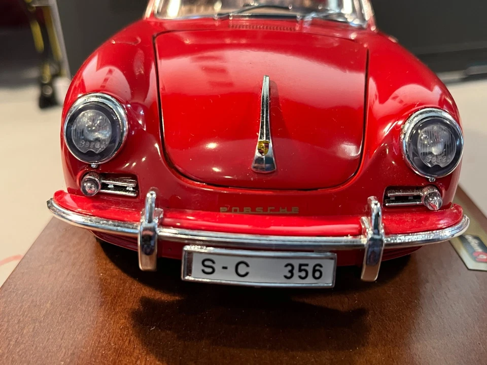 Porsche 356B Burago 1961 cupé rojo escala 1/18 coche de metal fundido solo sobre base de madera. Foto 2 de 4
