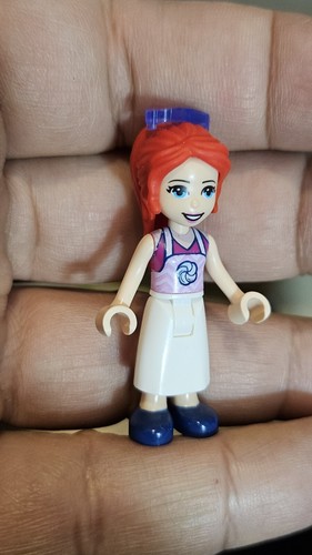 LEGO Minifigure Friends Mia - EUC C16-4  - Picture 2 of 5